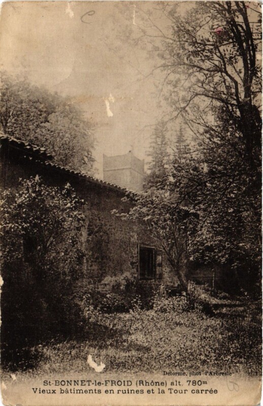 Carte postale ancienne Saint-Bonnet-le-Froid - Vieux batiments en ruines et la Tour Carrée à Saint-Bonnet-le-Froid