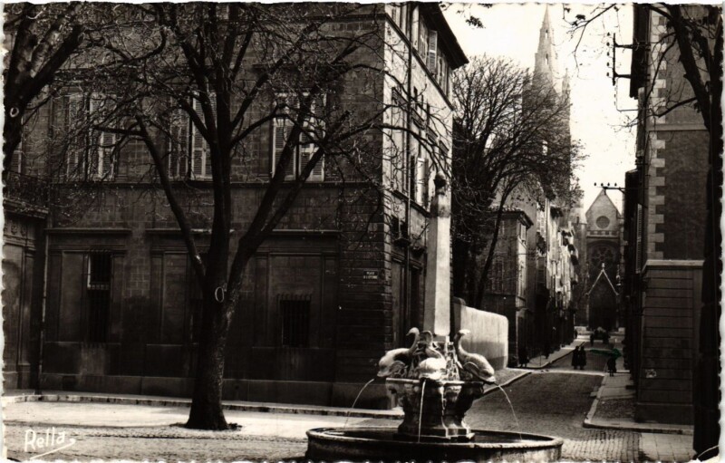 Carte postale ancienne Aix-en-Provence La Fontaine Quatre Dauphins-Eglise Saint-Jean de Malte à Aix-en-Provence