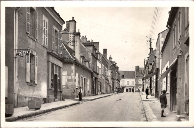 Carte postale ancienne Rue de la Libération à Châteaumeillant