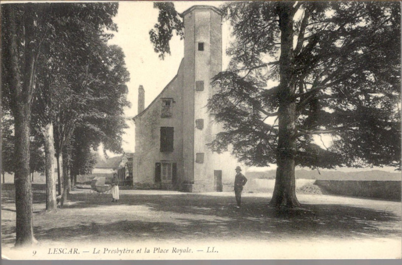 Carte postale ancienne Le Presbytère et la Place Royale à Lescar