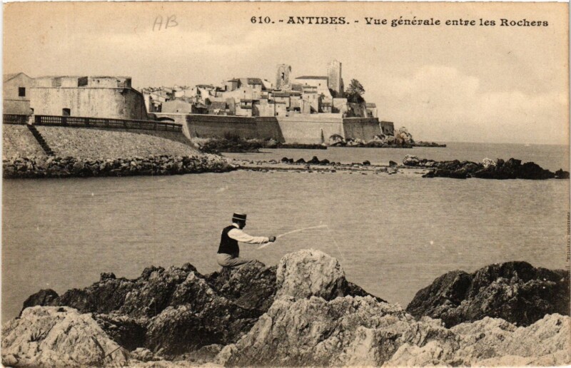 Carte postale ancienne Antibes - Vue générale entre les Rochers à Antibes