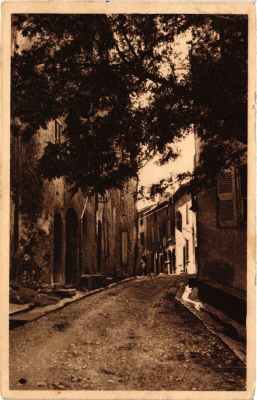 Carte postale ancienne Regusse - Rue de la Chapelle à Régusse