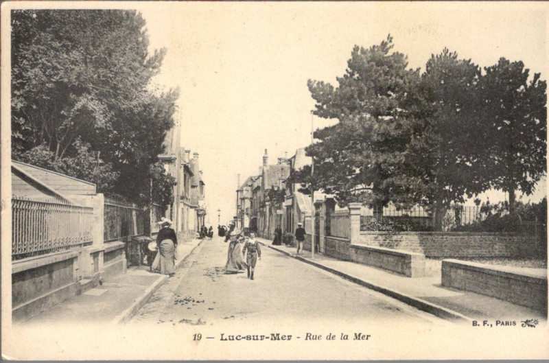 Carte postale ancienne Rue de la Mer à Luc-sur-Mer
