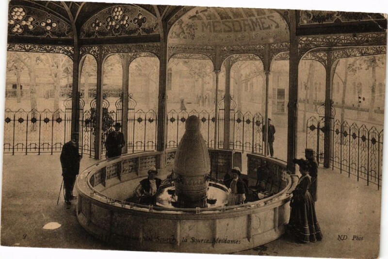 Carte postale ancienne Vichy Palais des Sources Mesdames à Vichy