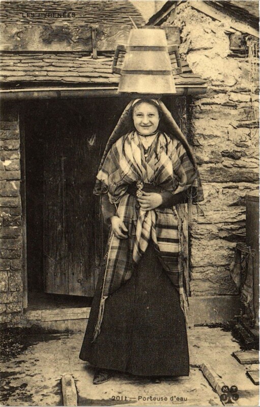 Carte postale ancienne Porteuse d'eau