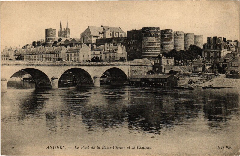 Carte postale ancienne Angers - Le Pont de la Basse-Chaine et le Chateau à Angers