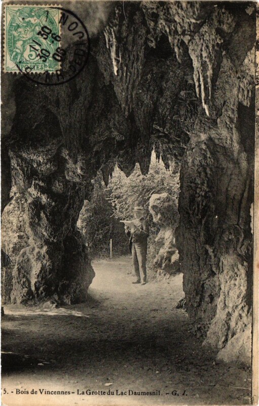 Carte postale ancienne Paris 12e-Bois de Vincennes-La Grotte Lac Daumesnil à Paris 12e