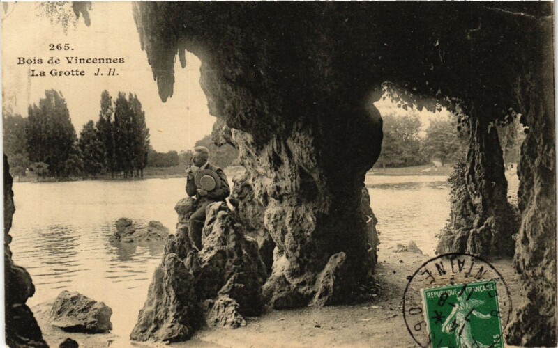 Carte postale ancienne Paris 12e-Bois de Vincennes-La Grotte à Paris 12e