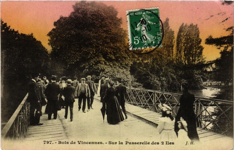 Carte postale ancienne Paris 12e-Bois de Vincennes-Sur la passerelle des 2 Iles à Paris 12e