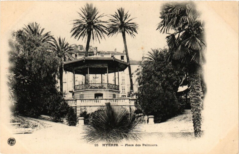 Carte postale ancienne Hyeres - Place de Palmiers à Hyères