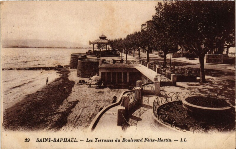 Carte postale ancienne Saint-Raphael - Les Terrasses du Boulevard Felix-Martin à Saint-Raphaël