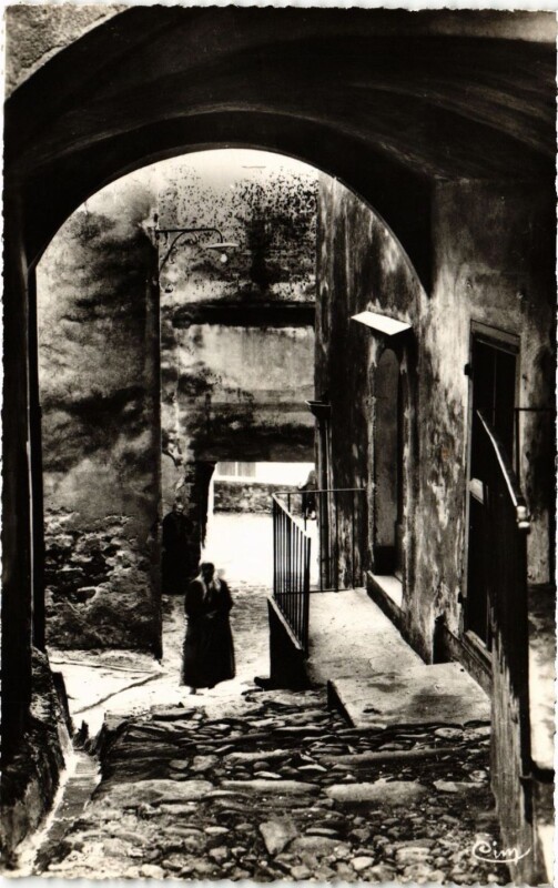 Carte postale ancienne Ramatuelle - Une Vieille Rue à Ramatuelle