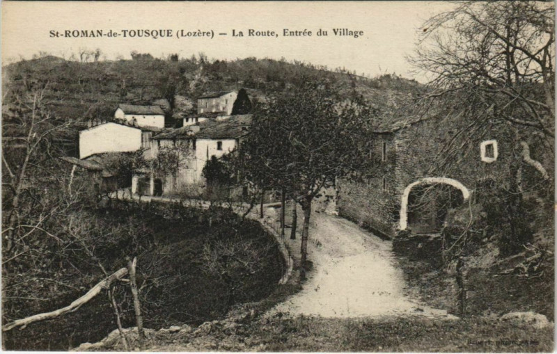 Carte postale ancienne St Roman de Tousque La Route, Entree du Village France