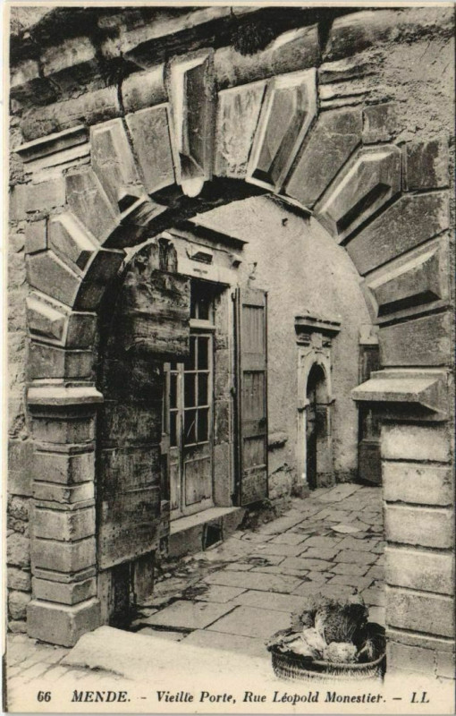 Carte postale ancienne Mende Vieille Porte, Rue Leopold Monestier France à Mende