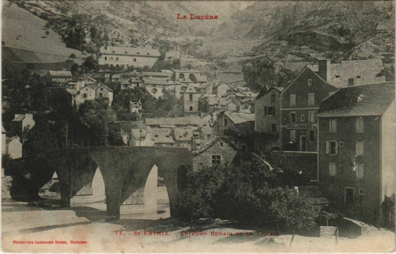 Carte postale ancienne Ste Enimie Le Pont Romain et le Village France