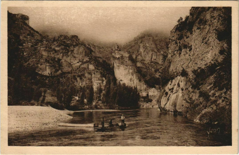 Carte postale ancienne Castelbouc Le Tarn au pied du Village France