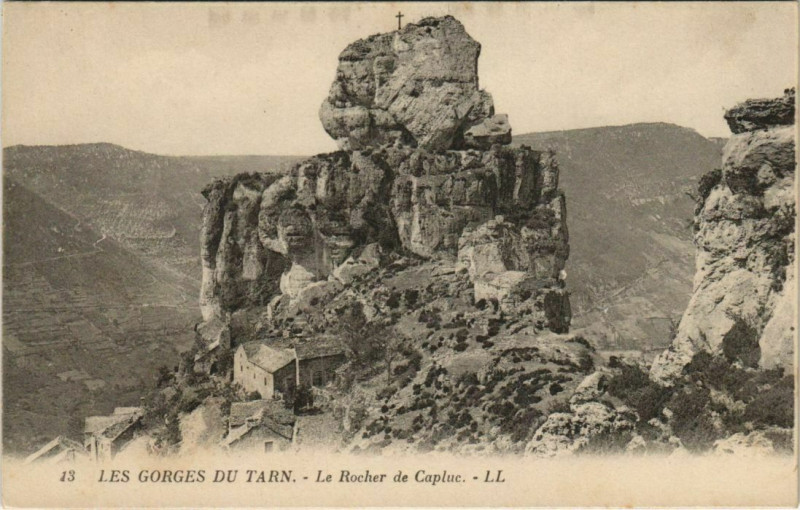 Carte postale ancienne Gorges du Tarn Le Rocher de Capluc France à Luc