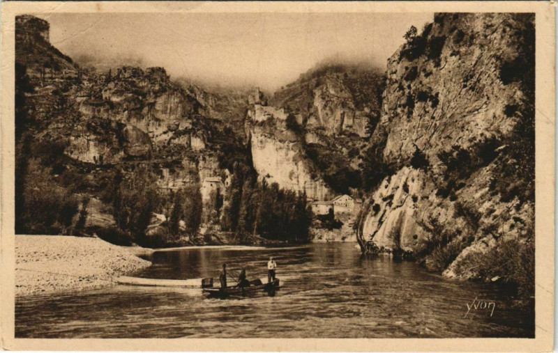Carte postale ancienne Castelbouc Le Tarn au pied du Village France