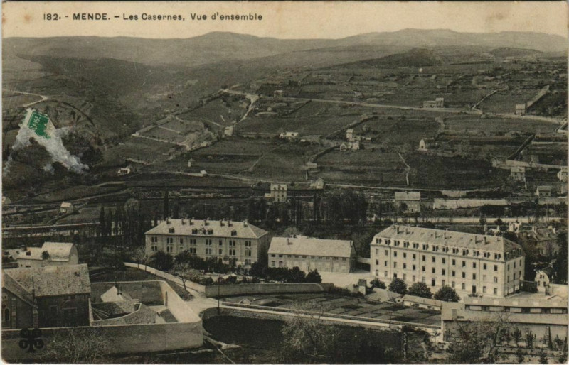 Carte postale ancienne Mende Les Casernes, vue d'ensemble France à Mende