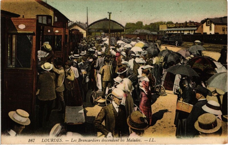 Carte postale ancienne Lourdes - Les Brancardiers descendant les Malades à Lourdes