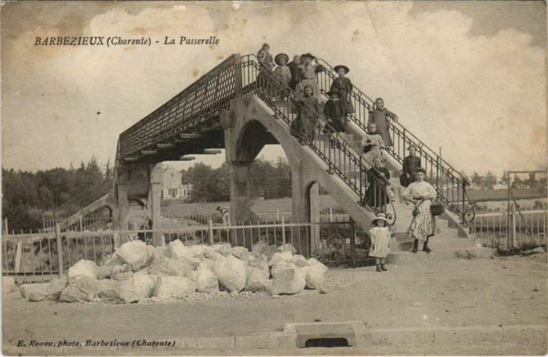 Carte postale ancienne Barbezieux-Saint-Hilaire La Passerelle à Barbezieux-Saint-Hilaire