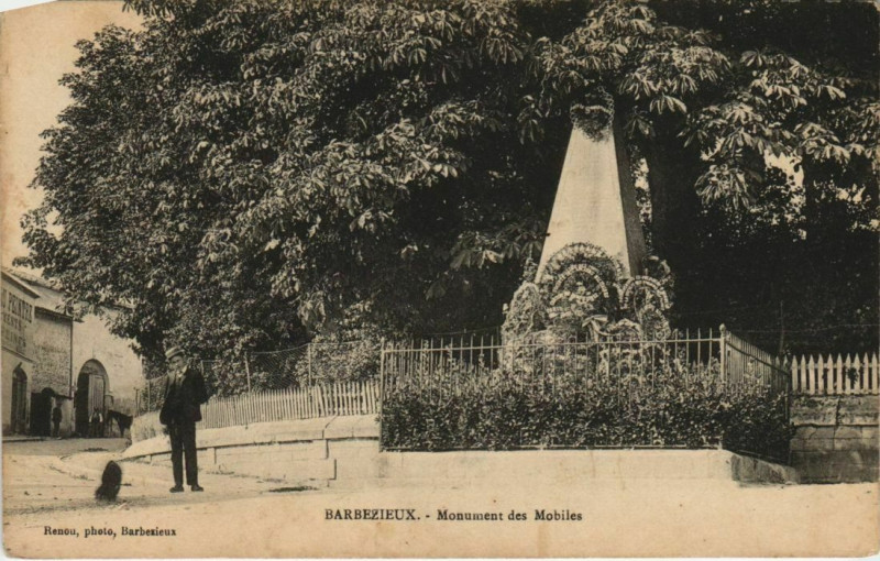 Carte postale ancienne Barbezieux-Saint-Hilaire Monument des Mobiles à Barbezieux-Saint-Hilaire