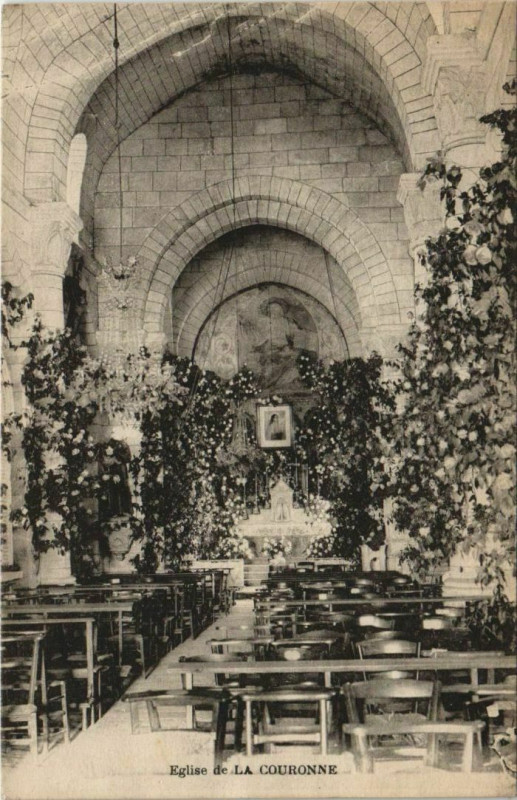 Carte postale ancienne La Couronne Eglise - Interieur à La Couronne