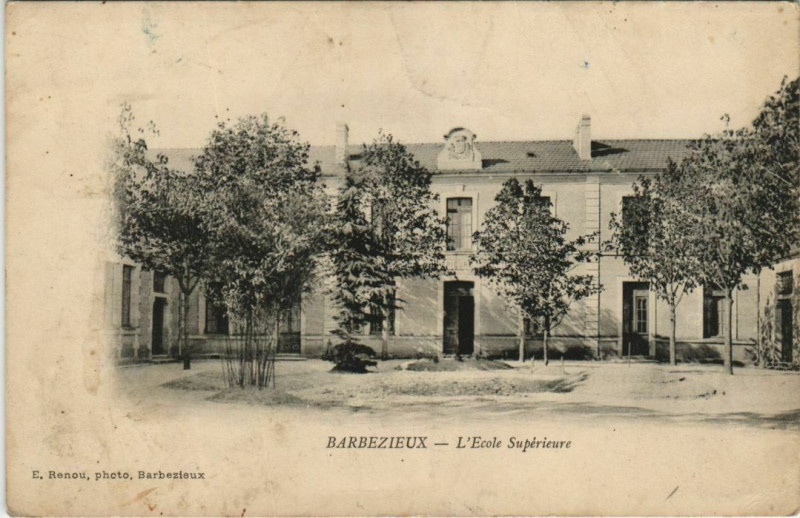 Carte postale ancienne Barbezieux-Saint-Hilaire L'Ecole Superieure à Barbezieux-Saint-Hilaire