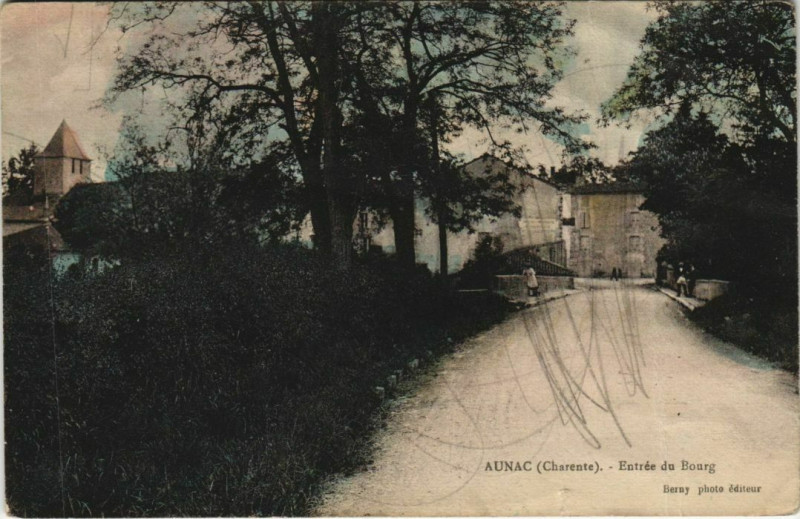 Carte postale ancienne Aunac Entree du Bourg