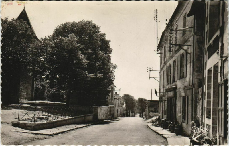 Carte postale ancienne Saint-Eutrope Route de Montmoreau à Montmoreau