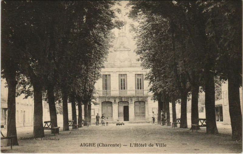 Carte postale ancienne Aigre L'Hotel de Ville à Aigre