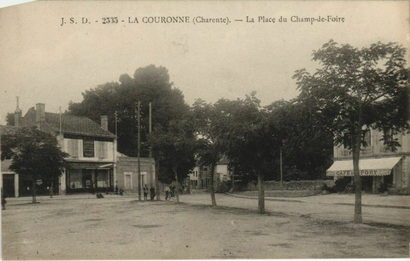 Carte postale ancienne La Couronne La Place du Champ-de-Foire à La Couronne