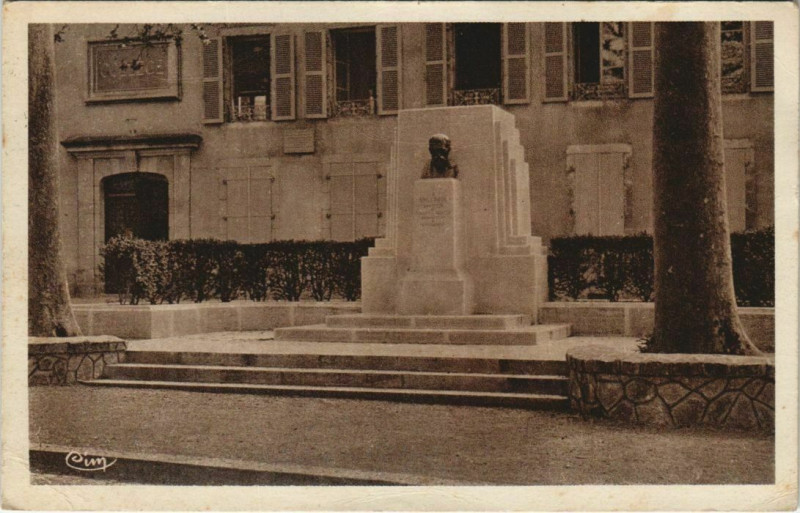 Carte postale ancienne Confolens Monument Emile-Roux à Confolens