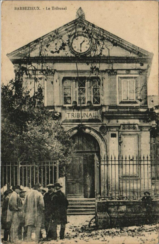 Carte postale ancienne Barbezieux-Saint-Hilaire Le Tribunal à Barbezieux-Saint-Hilaire