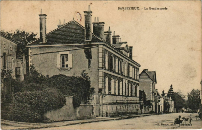 Carte postale ancienne Barbezieux-Saint-Hilaire La Gendarmerie à Barbezieux-Saint-Hilaire