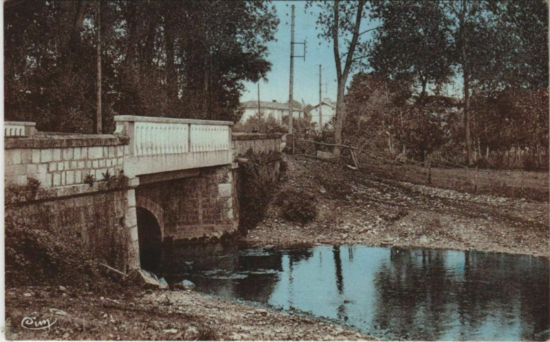 Carte postale ancienne Saint-Fraigne Le Pont à Saint-Fraigne