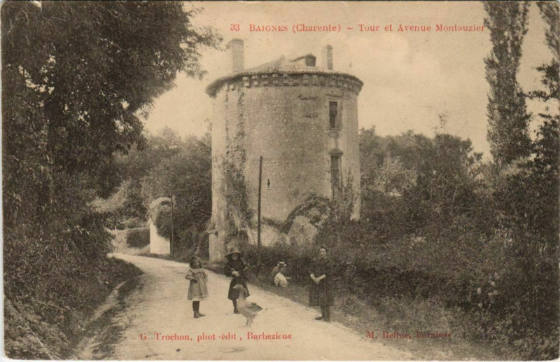 Carte postale ancienne Baignes-Sainte-Radegonde Tour et Avenue Montauzier à Baignes-Sainte-Radegonde