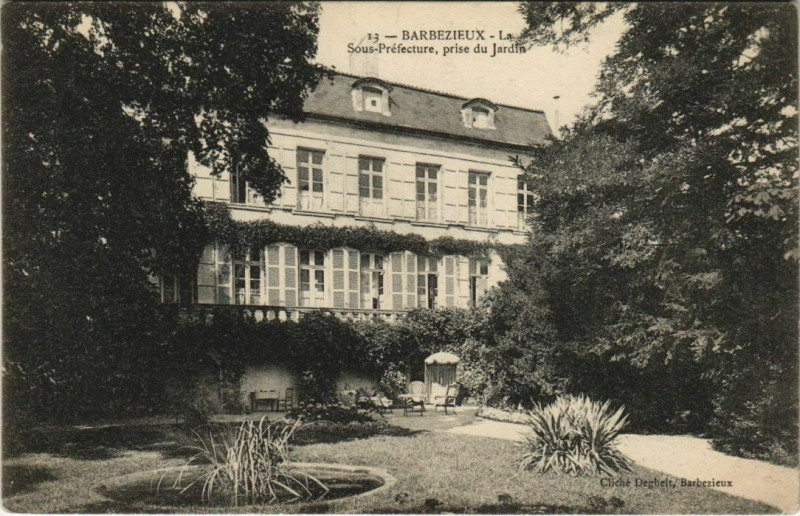 Carte postale ancienne Barbezieux-Saint-Hilaire La Sous-Prefecture prise du Jardin à Barbezieux-Saint-Hilaire