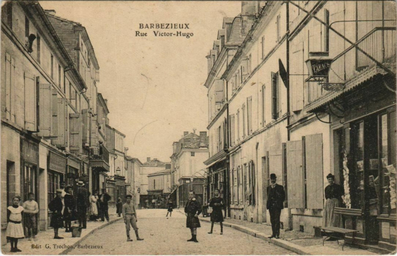 Carte postale ancienne Barbezieux-Saint-Hilaire Rue Victor-Hugo à Barbezieux-Saint-Hilaire