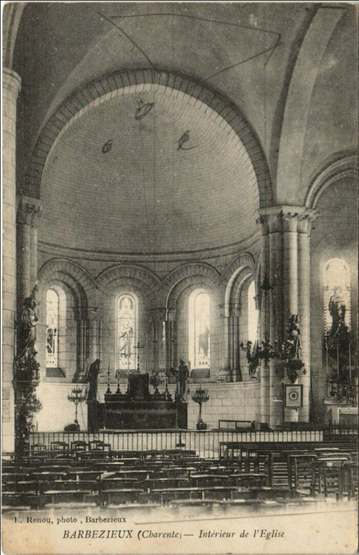 Carte postale ancienne Barbezieux-Saint-Hilaire Interieur de l'Eglise à Barbezieux-Saint-Hilaire