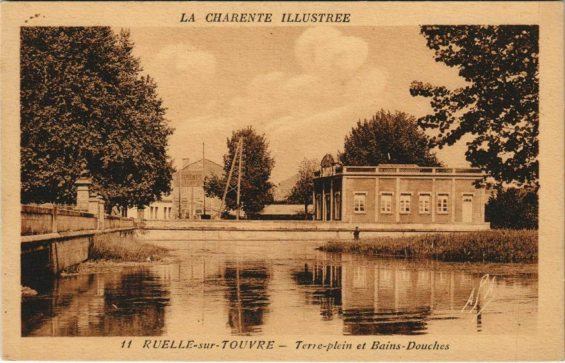 Carte postale ancienne Ruelle-sur-Touvre Terre-Plein et Bains-Douches à Ruelle-sur-Touvre