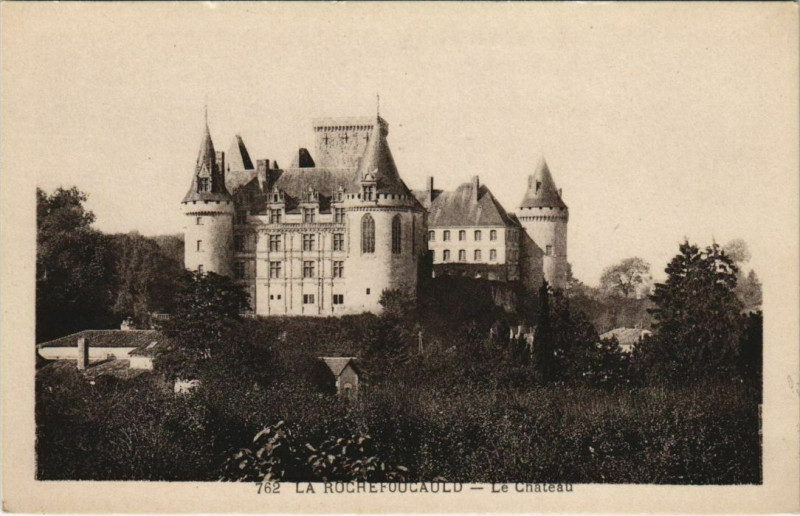 Carte postale ancienne La Rochefoucauld Le Chateau