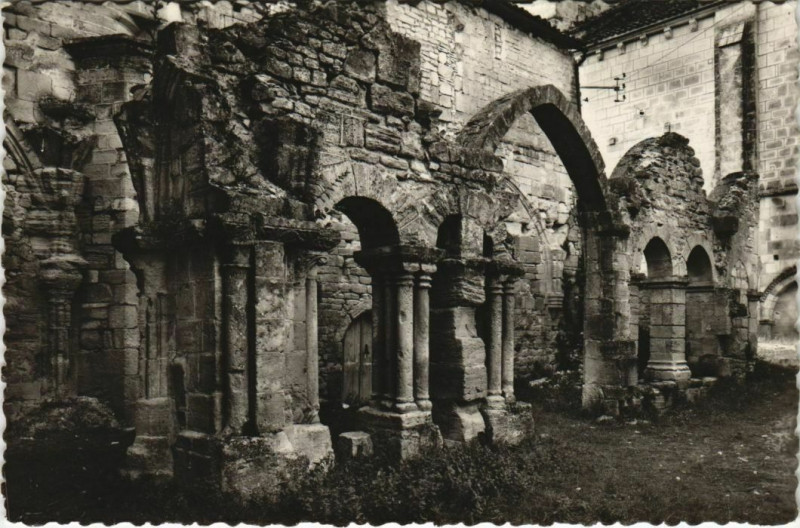 Carte postale ancienne Saint-Amant-de-Boixe Ruines de l'Abbaye à Saint-Amant-de-Boixe