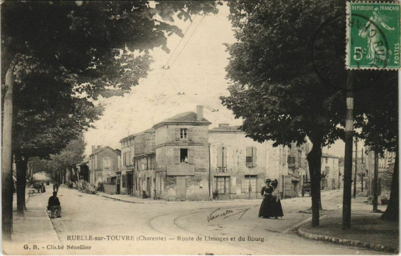 Carte postale ancienne Ruelle-sur-Touvre Route de Limoges et du Bourg à Ruelle-sur-Touvre
