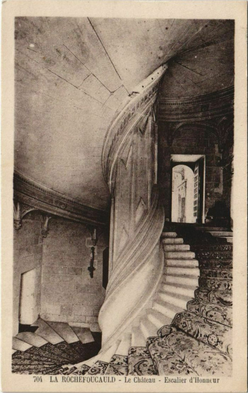 Carte postale ancienne La Rochefoucauld Le Chateau - Escalier d'Honneur