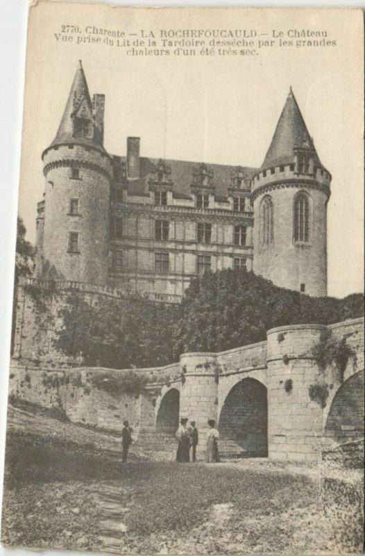 Carte postale ancienne La Rochefoucauld Le Chateau