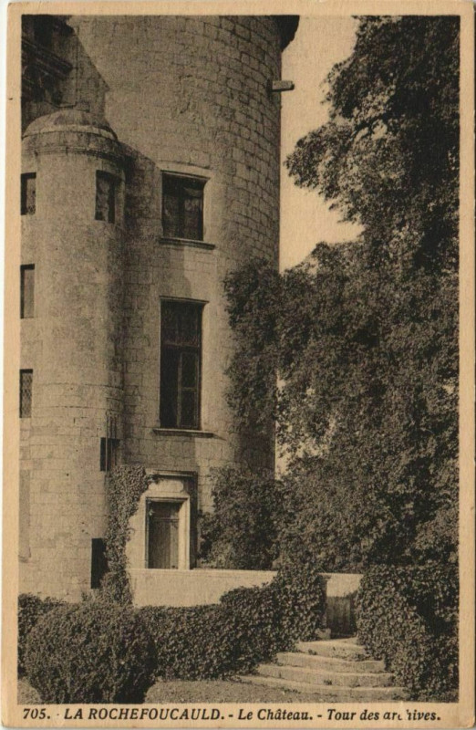 Carte postale ancienne La Rochefoucauld Le Chateau - Tour des Archives