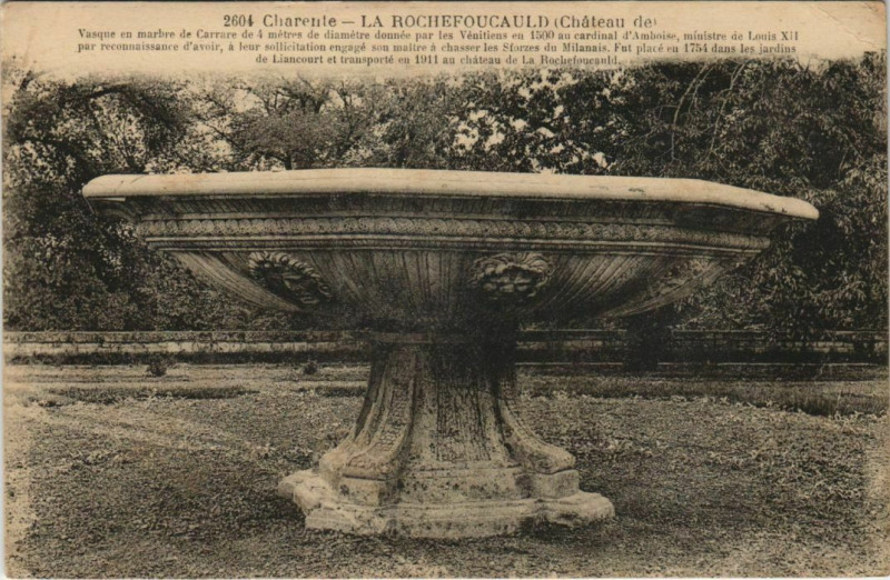 Carte postale ancienne La Rochefoucauld Chateau - Vasque en Marbre