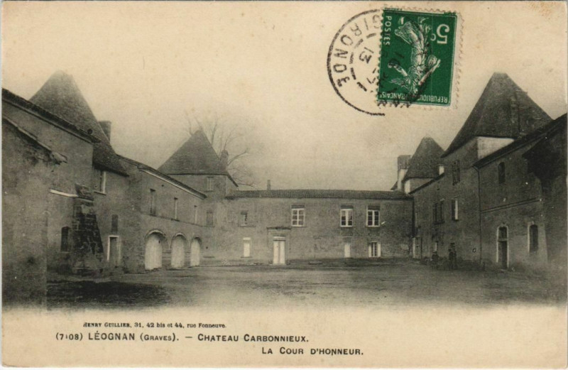 Carte postale ancienne Leognan Chateau Carbonnieux - La Cour d'Honneur
