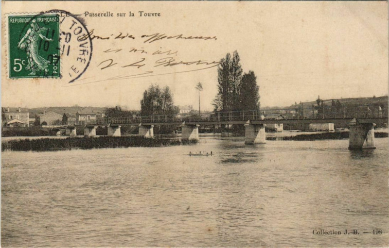 Carte postale ancienne Passerelle sur la Touvre à Touvre